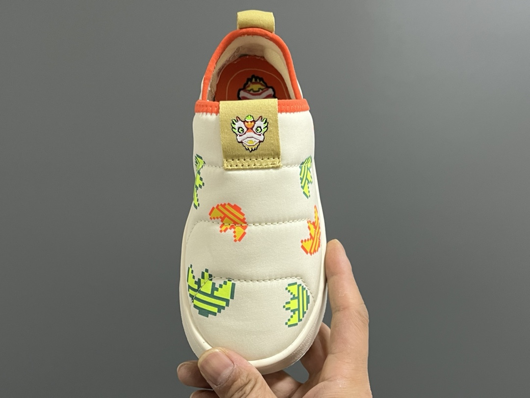 图片[5]-A家360度面包绒儿童一脚蹬运动鞋 尺码：22-35码 经典Adidas面包一脚蹬系列🆕 耐磨防滑大底，脚感超赞👍🏻 内里绒布填充，保暖又舒适☁️-选品中心