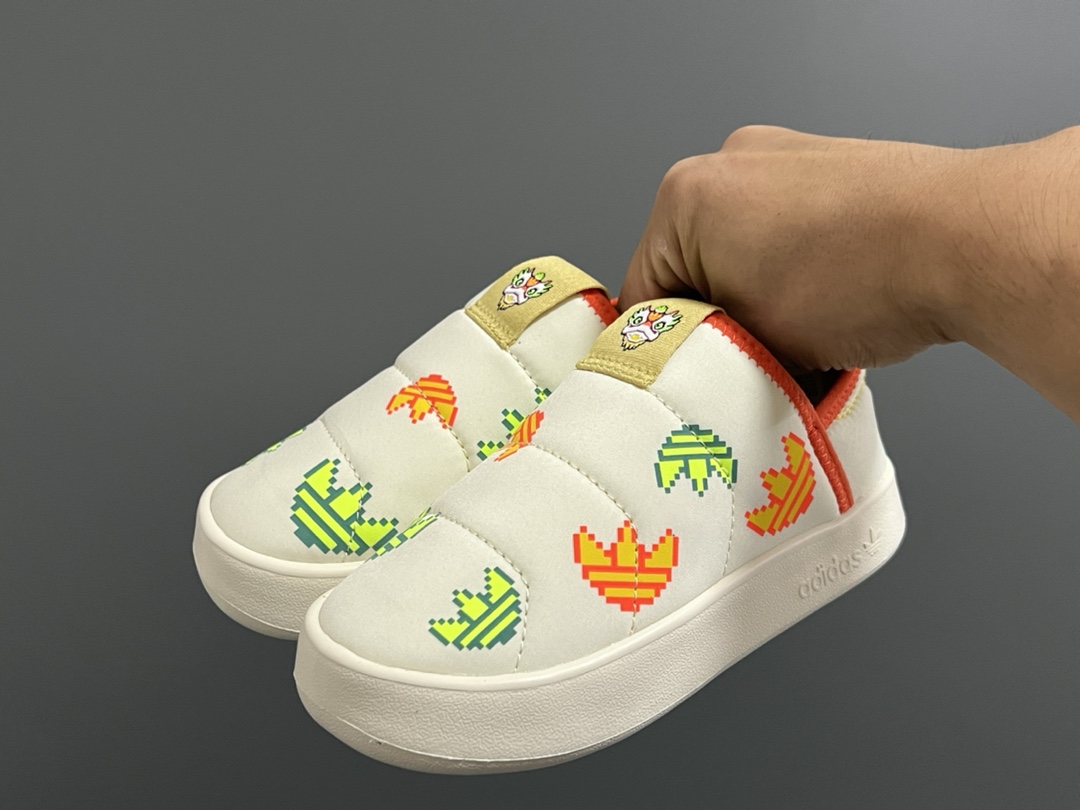 图片[2]-A家360度面包绒儿童一脚蹬运动鞋 尺码：22-35码 经典Adidas面包一脚蹬系列🆕 耐磨防滑大底，脚感超赞👍🏻 内里绒布填充，保暖又舒适☁️-选品中心