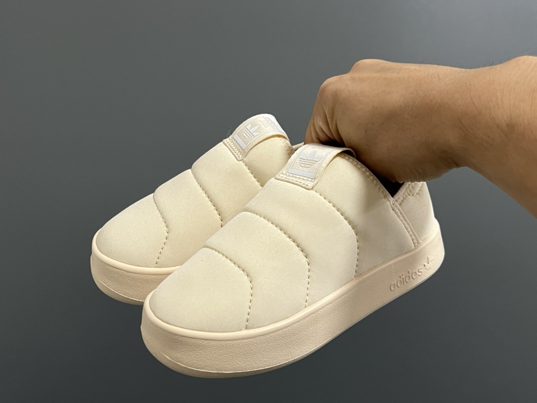 图片[2]-A家360度面包绒儿童一脚蹬运动鞋 尺码：22-35码 经典Adidas面包一脚蹬系列🆕 耐磨防滑大底，脚感超赞👍🏻 内里绒布填充，保暖又舒适☁️-选品中心