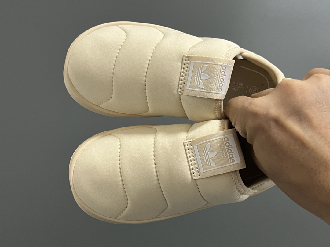 A家360度面包绒儿童一脚蹬运动鞋 尺码：22-35码 经典Adidas面包一脚蹬系列🆕 耐磨防滑大底，脚感超赞👍🏻 内里绒布填充，保暖又舒适☁️-选品中心