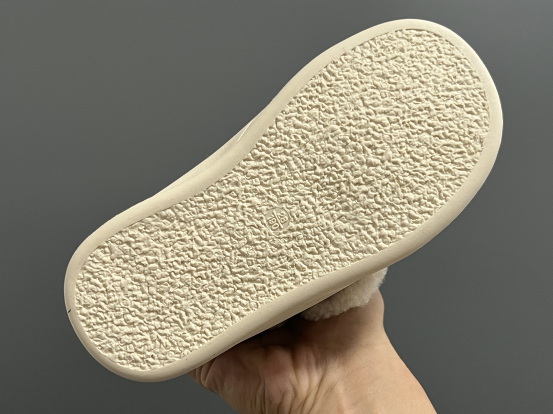 图片[5]-U家羊羔毛魔术贴儿童棉鞋 尺码：26-37码 UGG经典羊羔毛🐑系列 魔术贴设计，穿脱方便✌🏻 内里羊羔毛，保暖又舒适❄️-选品中心