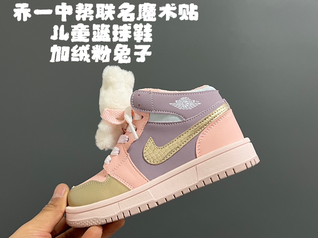 乔一中帮联名魔术贴儿童篮球鞋 尺码：26-37码 经典乔一中帮款式🆕 秋冬超合适❤️ 魔术贴设计，穿脱方便✌🏻 联名系列，细节印花超可爱😍-选品中心