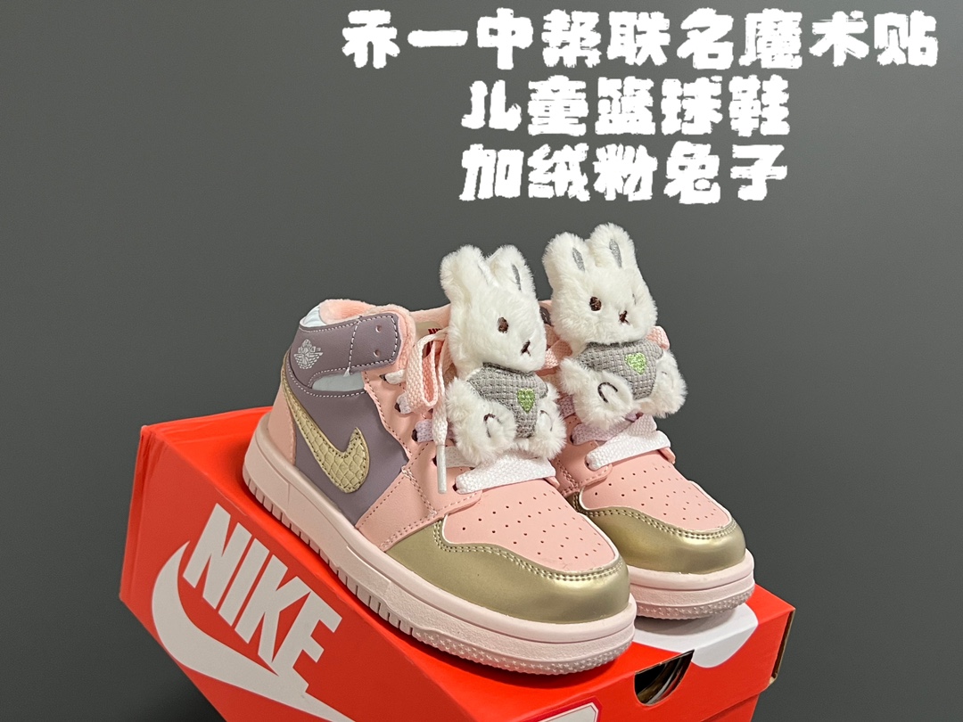 乔一中帮联名魔术贴儿童篮球鞋 尺码：26-37码 经典乔一中帮款式🆕 秋冬超合适❤️ 魔术贴设计，穿脱方便✌🏻 联名系列，细节印花超可爱😍-选品中心