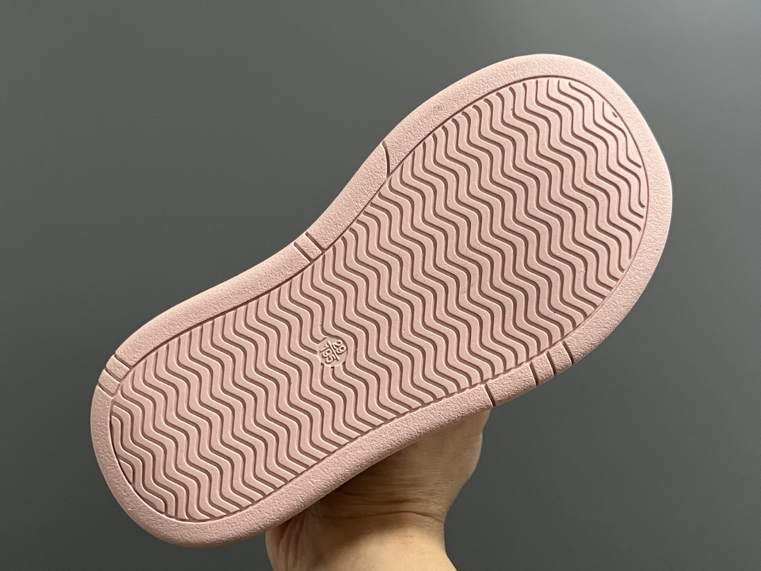 图片[7]-A家秋冬新款adipuff中帮儿童面包棉鞋 尺码：28-37码 经典Adidas系列🆕 内里加绒，保暖又舒适❄️ 舒适面料，柔软又不失时尚🆒 耐磨防滑大底，脚感不言而喻✔️-选品中心