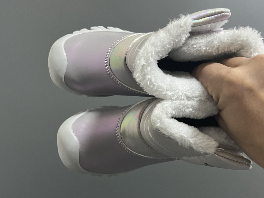 北家新款炫彩高帮魔术贴儿童雪地靴 尺码：28-37码 经典炫彩配色，超好看😍 内里加绒，保暖又舒适❄️ 高帮款式设计，防风又保暖☁️ 橡胶耐磨防滑大底，脚感不言而喻✌🏻-选品中心