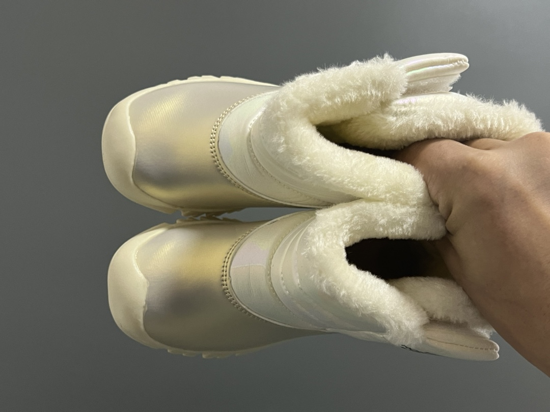 北家新款炫彩高帮魔术贴儿童雪地靴 尺码：28-37码 经典炫彩配色，超好看😍 内里加绒，保暖又舒适❄️ 高帮款式设计，防风又保暖☁️ 橡胶耐磨防滑大底，脚感不言而喻✌🏻-选品中心