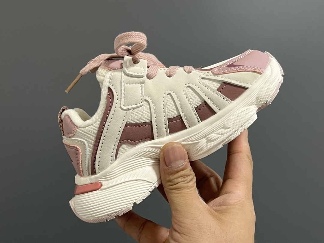 图片[6]-加绒A家新款儿童魔术贴老爹鞋 尺码：27-37码 贴心的加绒设计❄️保暖又舒适☁️ 魔术贴设计，穿脱方便✌🏻 橡胶大底，耐磨防滑✔️-选品中心