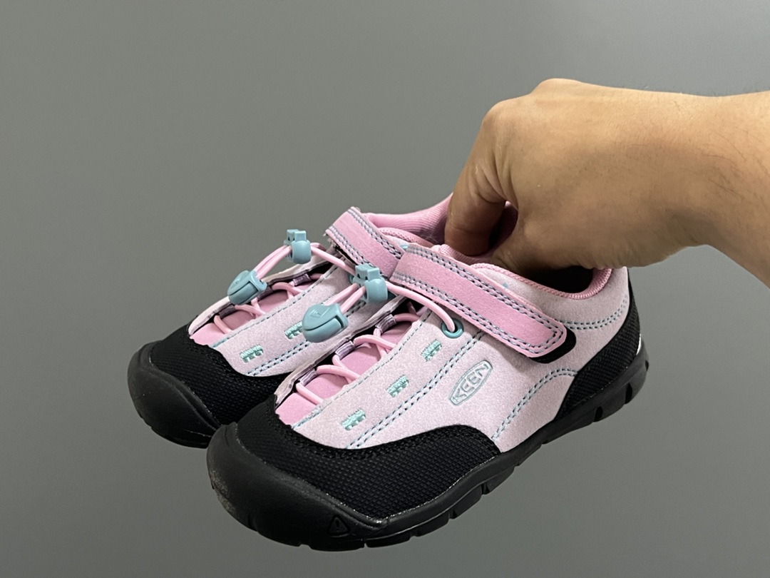 KEEN 新配色户外儿童登山鞋 尺码：24-37码 祖国版YYDS‼️ 新配色好好看😍 优质麂皮面料，轻微防水💧 魔术贴➕松紧带设计，穿脱方便✔️ 橡胶耐磨防滑大底，脚感超赞👍🏻-选品中心