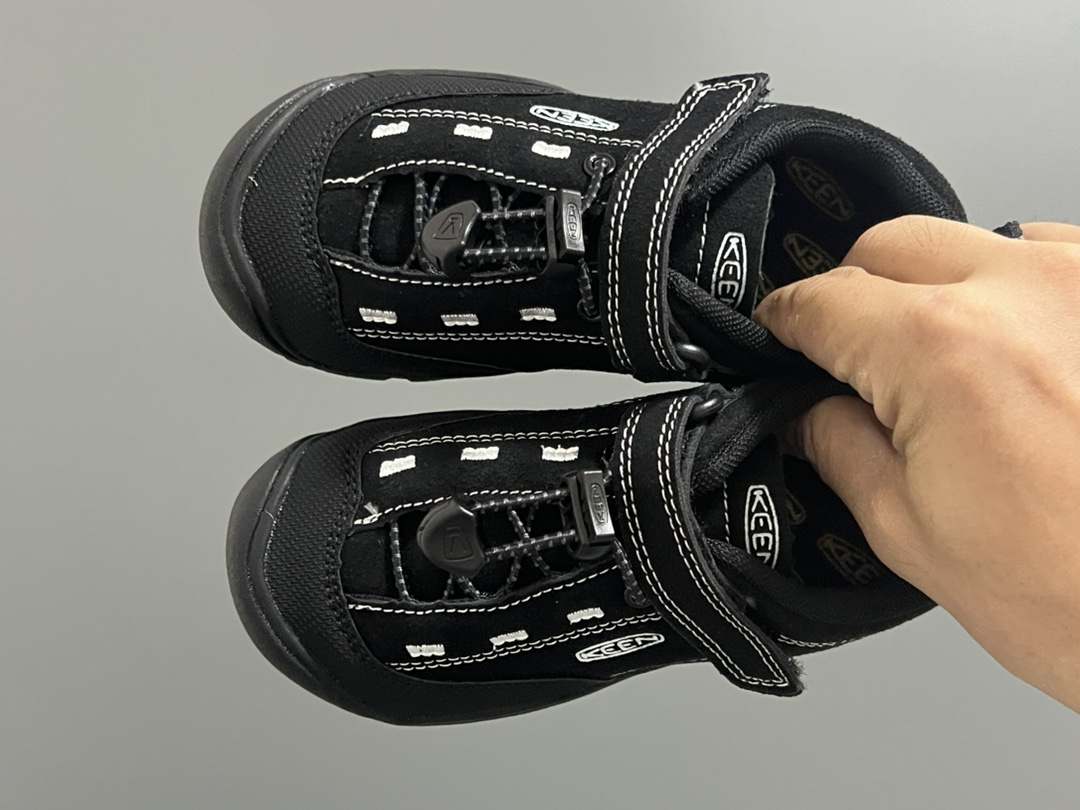 KEE* 新配色户外儿童登山鞋 尺码：24-37码 祖国版YYDS 新配色好好看😍 优质麂皮面料，轻微防水💧 魔术贴➕松紧带设计，穿脱方便✔️ 橡胶耐磨防滑大底，脚感超赞👍🏻-选品中心