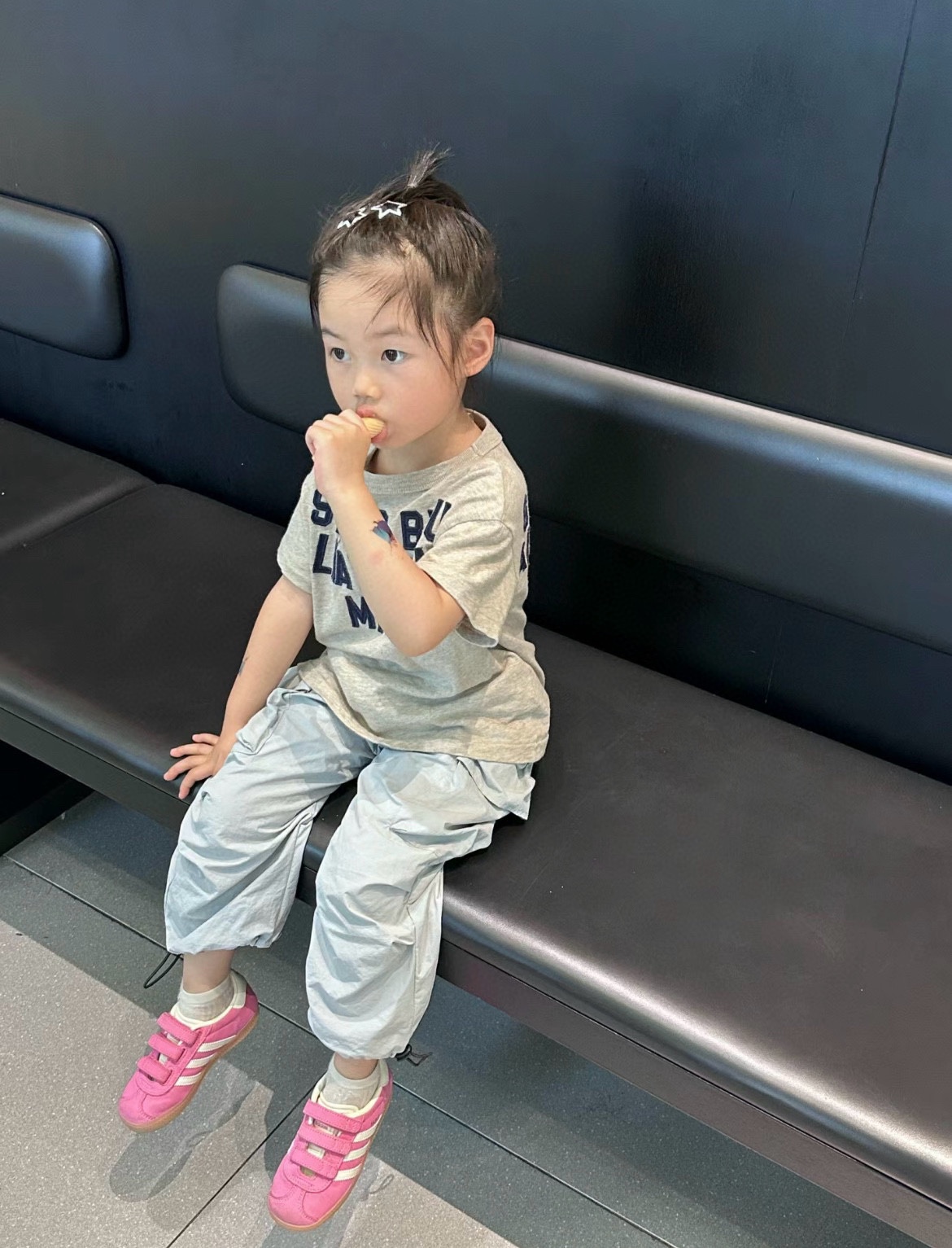 图片[8]-‼️‼️‼️ A家新款gazelle儿童魔术贴休闲鞋 尺码：24-37码 全网火爆的gazelle系列 超嗲的配色，上脚超好看😍 大小童魔术贴区分🆚匠心打造❤️ 橡胶耐磨防滑大底，脚感超赞👍🏻-选品中心