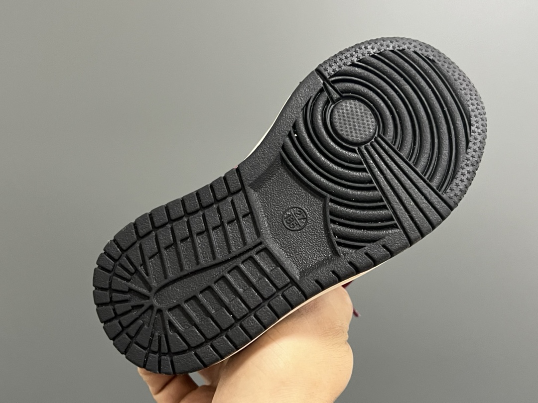 图片[5]-乔一中帮联名魔术贴儿童篮球鞋 尺码：26-37码 经典乔一中帮款式🆕 秋冬超合适❤️ 魔术贴设计，穿脱方便✌🏻 联名系列，细节印花超可爱😍-选品中心