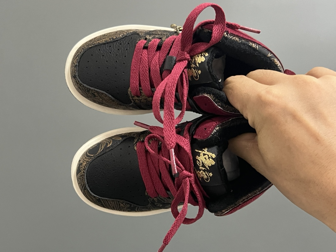 图片[2]-乔一中帮联名魔术贴儿童篮球鞋 尺码：26-37码 经典乔一中帮款式🆕 秋冬超合适❤️ 魔术贴设计，穿脱方便✌🏻 联名系列，细节印花超可爱😍-选品中心