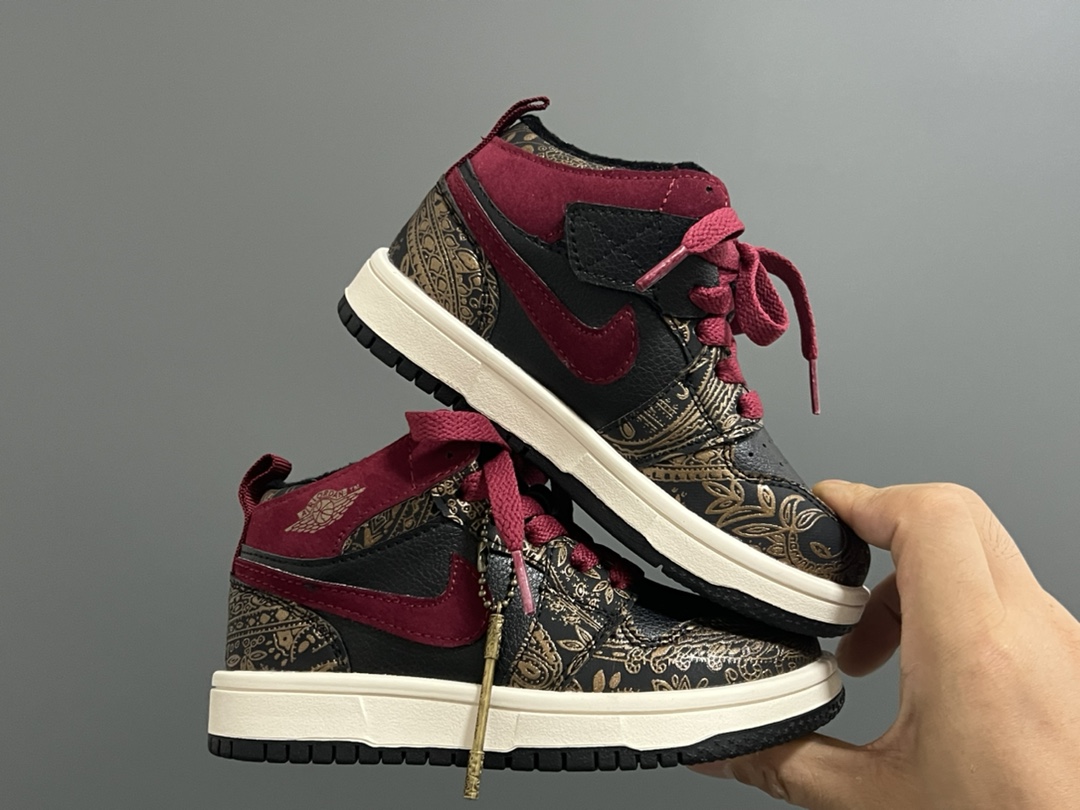 图片[9]-乔一中帮联名魔术贴儿童篮球鞋 尺码：26-37码 经典乔一中帮款式🆕 秋冬超合适❤️ 魔术贴设计，穿脱方便✌🏻 联名系列，细节印花超可爱😍-选品中心