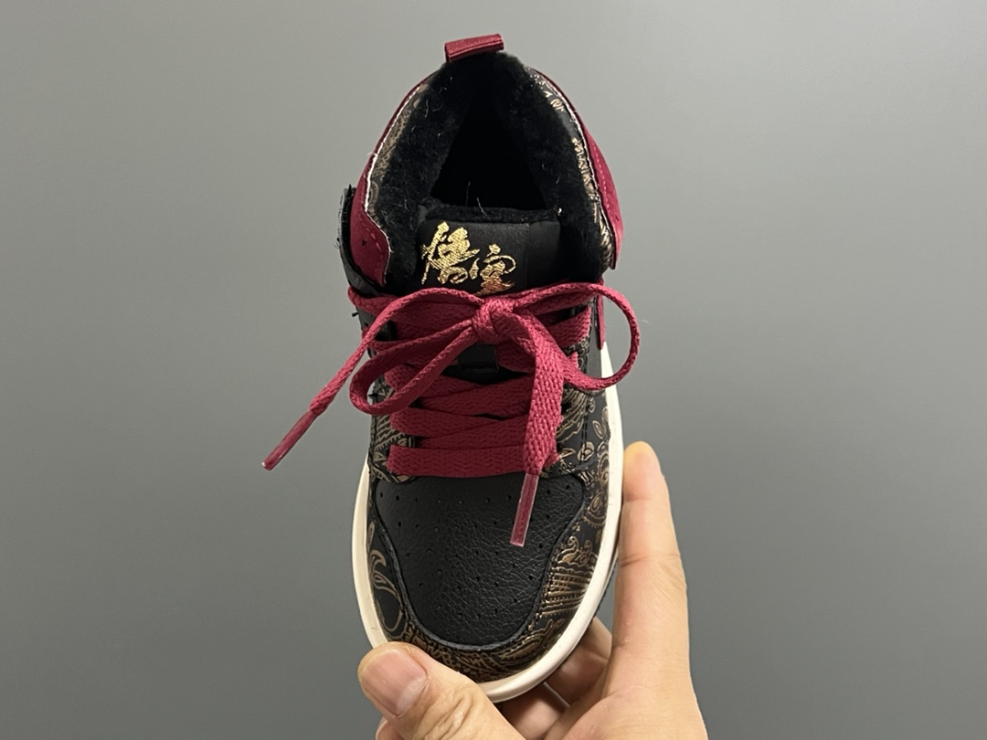 图片[8]-乔一中帮联名魔术贴儿童篮球鞋 尺码：26-37码 经典乔一中帮款式🆕 秋冬超合适❤️ 魔术贴设计，穿脱方便✌🏻 联名系列，细节印花超可爱😍-选品中心