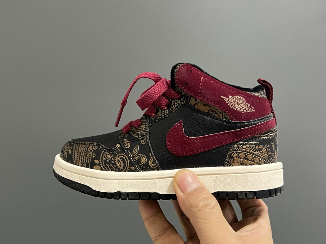 图片[4]-乔一中帮联名魔术贴儿童篮球鞋 尺码：26-37码 经典乔一中帮款式🆕 秋冬超合适❤️ 魔术贴设计，穿脱方便✌🏻 联名系列，细节印花超可爱😍-选品中心