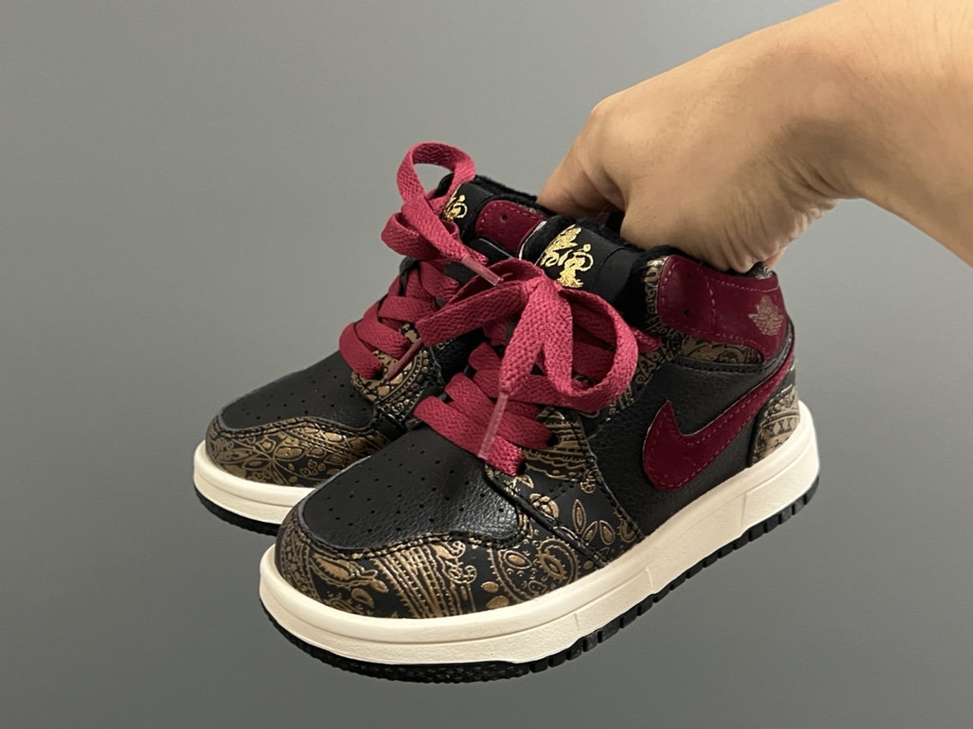 乔一中帮联名魔术贴儿童篮球鞋 尺码：26-37码 经典乔一中帮款式🆕 秋冬超合适❤️ 魔术贴设计，穿脱方便✌🏻 联名系列，细节印花超可爱😍-选品中心