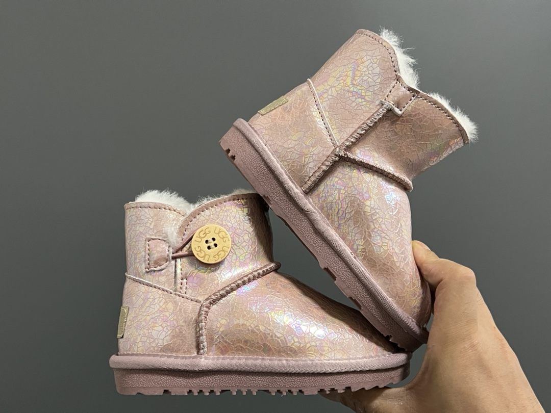 图片[9]-UGG新款防水镭射纽扣儿童中帮雪地靴 尺码：25-35码 经典UGG款式❤️ 中帮款式设计，保暖防风☁️ 防水镭射系列，质感满满💯 橡胶耐磨防滑大底，脚感超赞👍🏻-选品中心