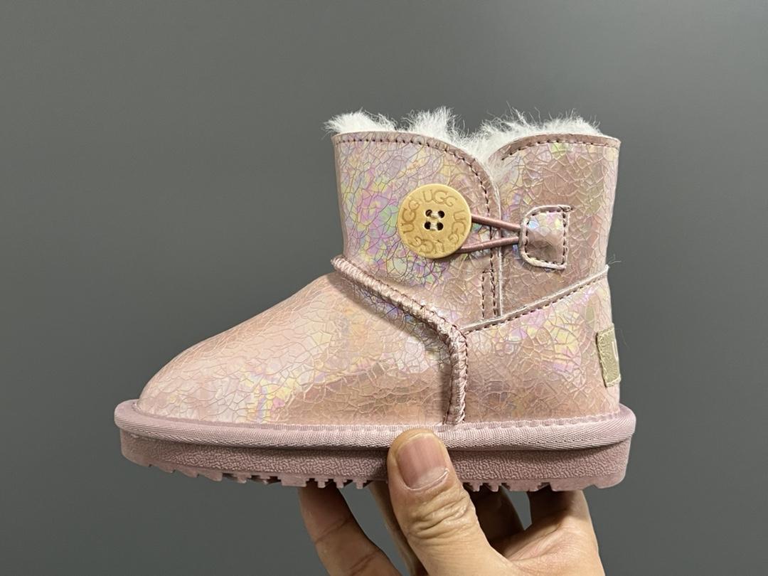 图片[4]-UGG新款防水镭射纽扣儿童中帮雪地靴 尺码：25-35码 经典UGG款式❤️ 中帮款式设计，保暖防风☁️ 防水镭射系列，质感满满💯 橡胶耐磨防滑大底，脚感超赞👍🏻-选品中心
