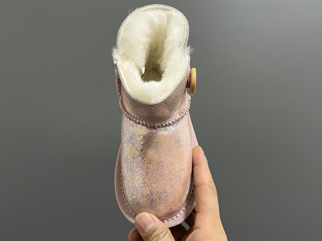 图片[8]-UGG新款防水镭射纽扣儿童中帮雪地靴 尺码：25-35码 经典UGG款式❤️ 中帮款式设计，保暖防风☁️ 防水镭射系列，质感满满💯 橡胶耐磨防滑大底，脚感超赞👍🏻-选品中心