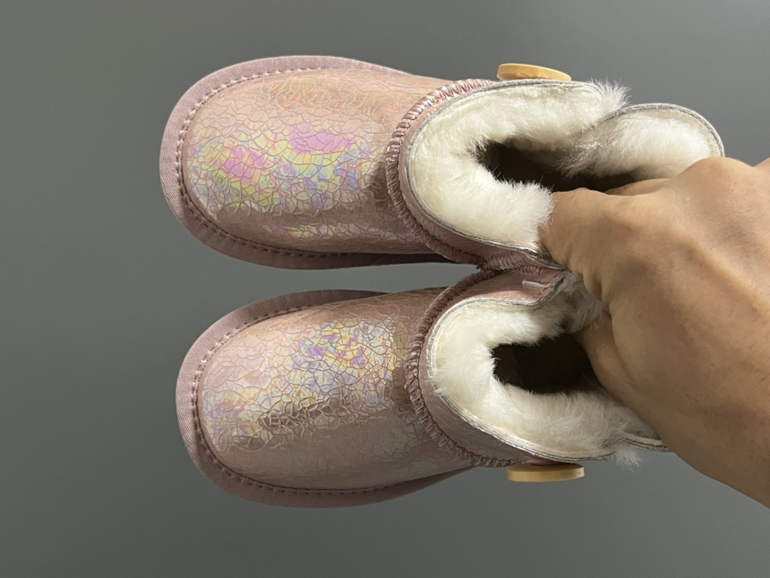 UGG新款防水镭射纽扣儿童中帮雪地靴 尺码：25-35码 经典UGG款式❤️ 中帮款式设计，保暖防风☁️ 防水镭射系列，质感满满💯 橡胶耐磨防滑大底，脚感超赞👍🏻-选品中心