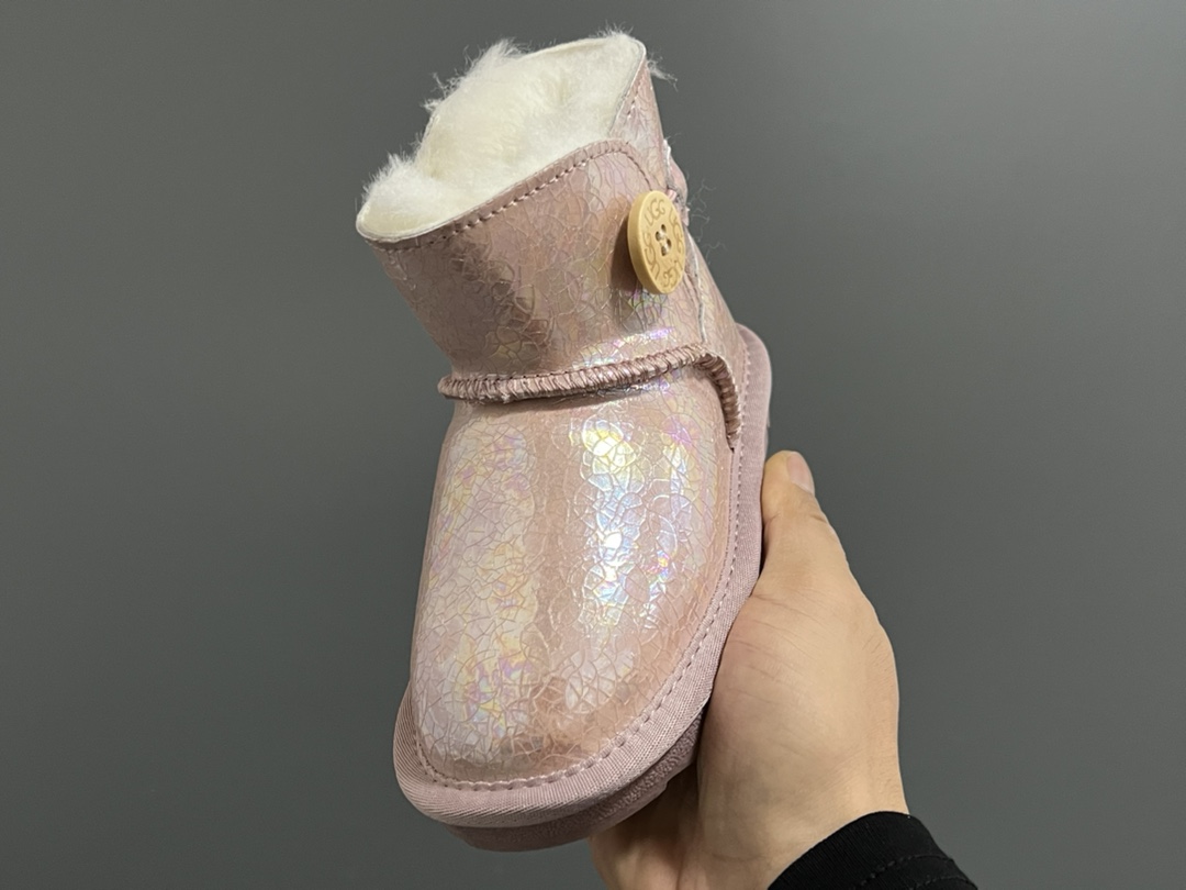 图片[3]-UGG新款防水镭射纽扣儿童中帮雪地靴 尺码：25-35码 经典UGG款式❤️ 中帮款式设计，保暖防风☁️ 防水镭射系列，质感满满💯 橡胶耐磨防滑大底，脚感超赞👍🏻-选品中心