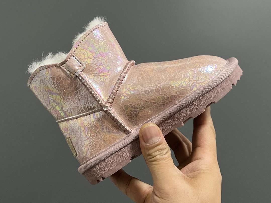 图片[6]-UGG新款防水镭射纽扣儿童中帮雪地靴 尺码：25-35码 经典UGG款式❤️ 中帮款式设计，保暖防风☁️ 防水镭射系列，质感满满💯 橡胶耐磨防滑大底，脚感超赞👍🏻-选品中心