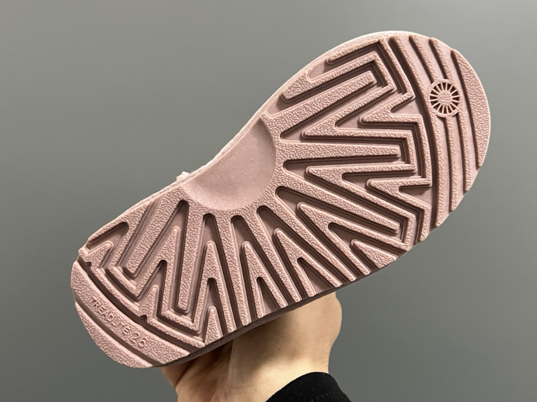 图片[5]-UGG新款防水镭射纽扣儿童中帮雪地靴 尺码：25-35码 经典UGG款式❤️ 中帮款式设计，保暖防风☁️ 防水镭射系列，质感满满💯 橡胶耐磨防滑大底，脚感超赞👍🏻-选品中心