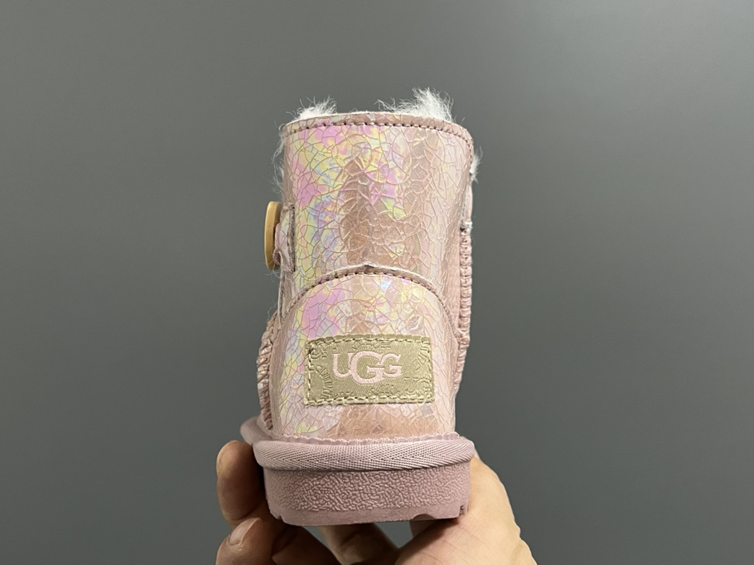 图片[7]-UGG新款防水镭射纽扣儿童中帮雪地靴 尺码：25-35码 经典UGG款式❤️ 中帮款式设计，保暖防风☁️ 防水镭射系列，质感满满💯 橡胶耐磨防滑大底，脚感超赞👍🏻-选品中心
