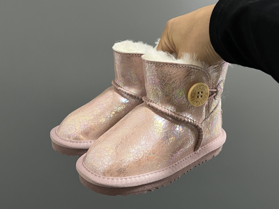 图片[2]-UGG新款防水镭射纽扣儿童中帮雪地靴 尺码：25-35码 经典UGG款式❤️ 中帮款式设计，保暖防风☁️ 防水镭射系列，质感满满💯 橡胶耐磨防滑大底，脚感超赞👍🏻-选品中心