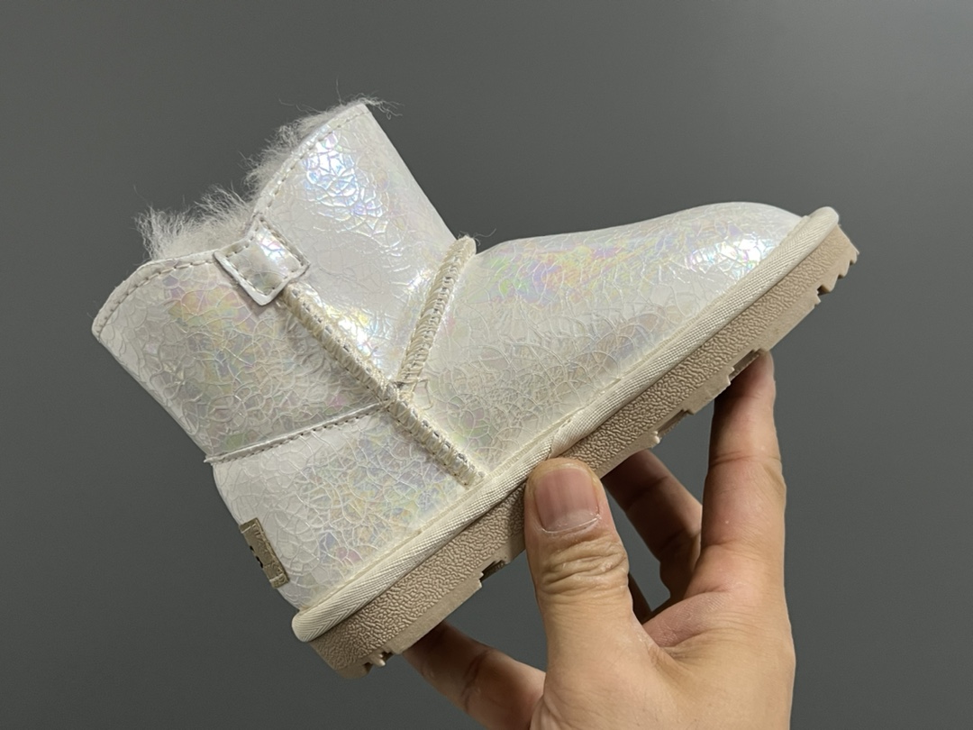 图片[8]-UGG新款防水镭射纽扣儿童中帮雪地靴 尺码：25-35码 经典UGG款式❤️ 中帮款式设计，保暖防风☁️ 防水镭射系列，质感满满💯 橡胶耐磨防滑大底，脚感超赞👍🏻-选品中心