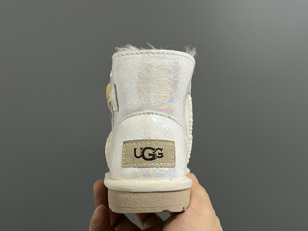 图片[7]-UGG新款防水镭射纽扣儿童中帮雪地靴 尺码：25-35码 经典UGG款式❤️ 中帮款式设计，保暖防风☁️ 防水镭射系列，质感满满💯 橡胶耐磨防滑大底，脚感超赞👍🏻-选品中心