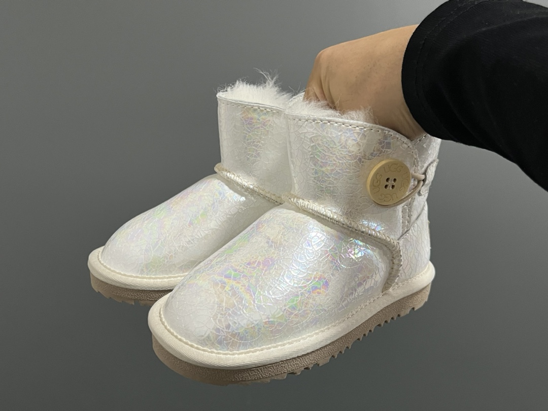UGG新款防水镭射纽扣儿童中帮雪地靴 尺码：25-35码 经典UGG款式❤️ 中帮款式设计，保暖防风☁️ 防水镭射系列，质感满满💯 橡胶耐磨防滑大底，脚感超赞👍🏻-选品中心