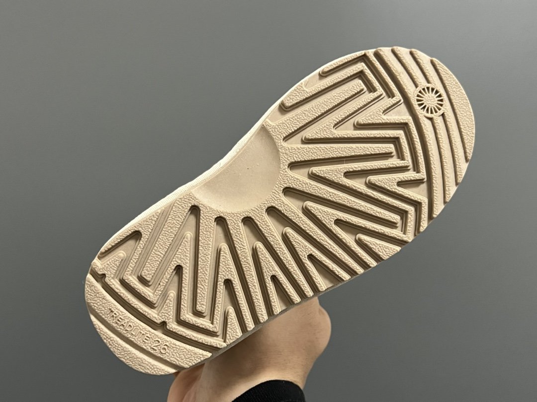 图片[6]-UGG新款防水镭射纽扣儿童中帮雪地靴 尺码：25-35码 经典UGG款式❤️ 中帮款式设计，保暖防风☁️ 防水镭射系列，质感满满💯 橡胶耐磨防滑大底，脚感超赞👍🏻-选品中心