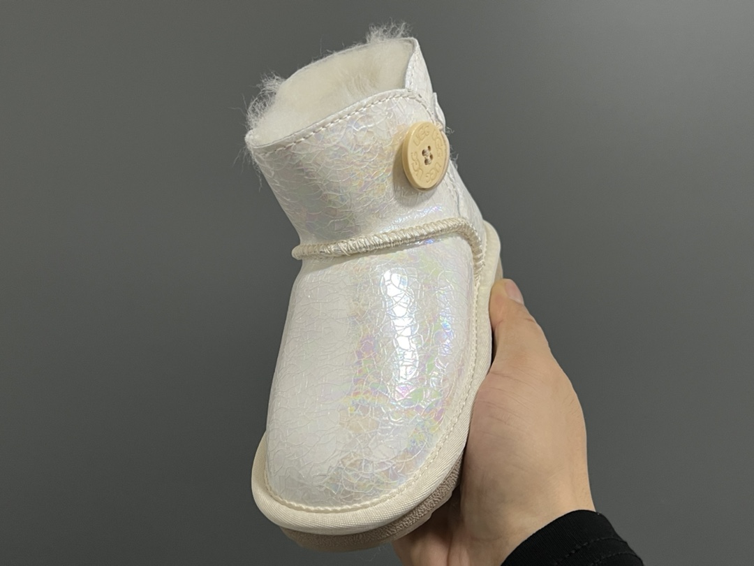 图片[3]-UGG新款防水镭射纽扣儿童中帮雪地靴 尺码：25-35码 经典UGG款式❤️ 中帮款式设计，保暖防风☁️ 防水镭射系列，质感满满💯 橡胶耐磨防滑大底，脚感超赞👍🏻-选品中心