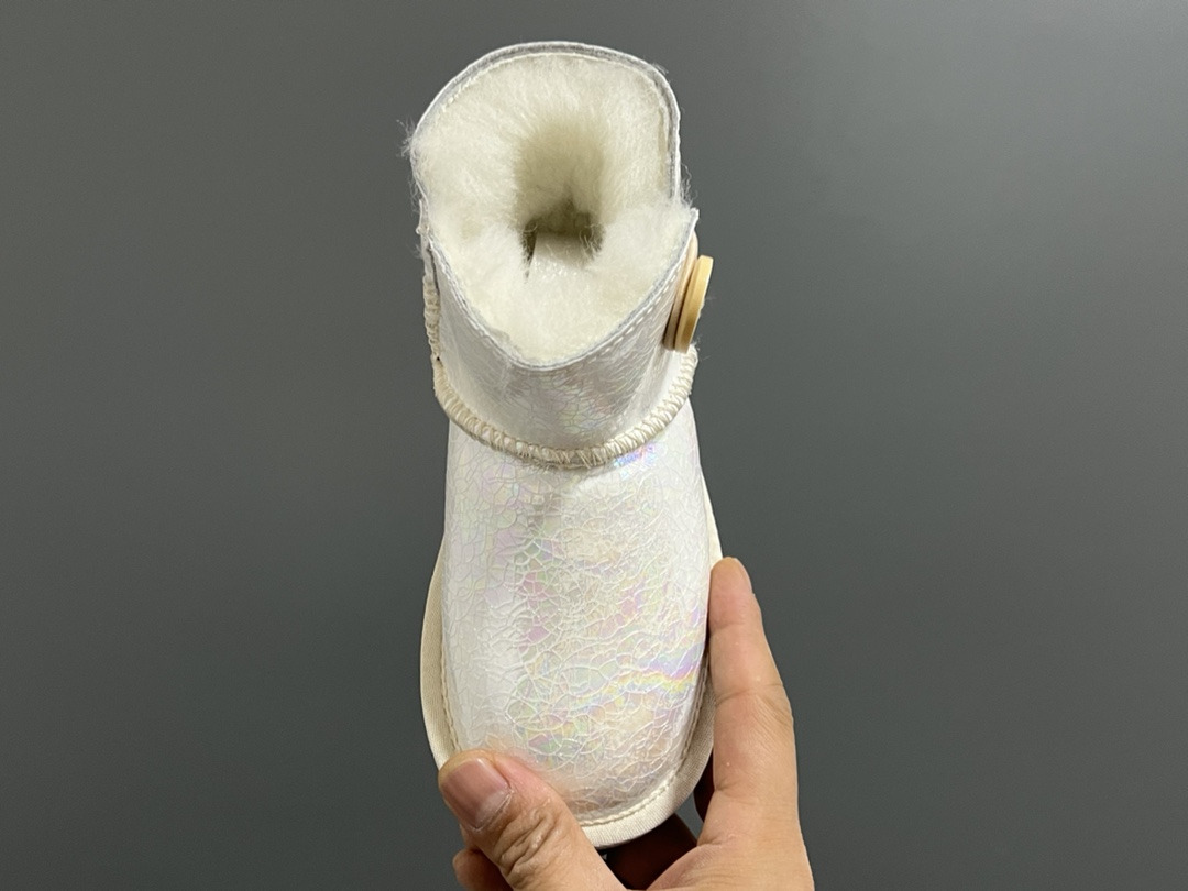 图片[5]-UGG新款防水镭射纽扣儿童中帮雪地靴 尺码：25-35码 经典UGG款式❤️ 中帮款式设计，保暖防风☁️ 防水镭射系列，质感满满💯 橡胶耐磨防滑大底，脚感超赞👍🏻-选品中心