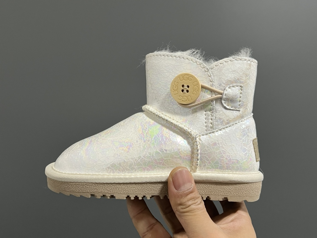 图片[4]-UGG新款防水镭射纽扣儿童中帮雪地靴 尺码：25-35码 经典UGG款式❤️ 中帮款式设计，保暖防风☁️ 防水镭射系列，质感满满💯 橡胶耐磨防滑大底，脚感超赞👍🏻-选品中心