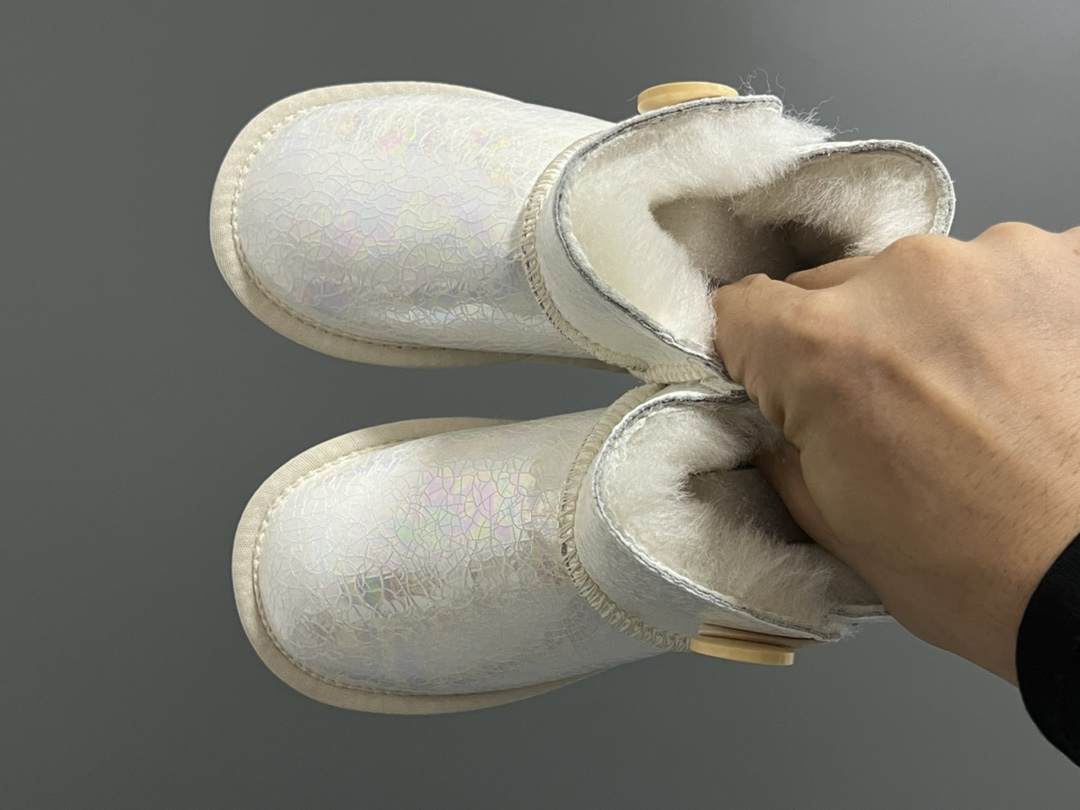 图片[2]-UGG新款防水镭射纽扣儿童中帮雪地靴 尺码：25-35码 经典UGG款式❤️ 中帮款式设计，保暖防风☁️ 防水镭射系列，质感满满💯 橡胶耐磨防滑大底，脚感超赞👍🏻-选品中心