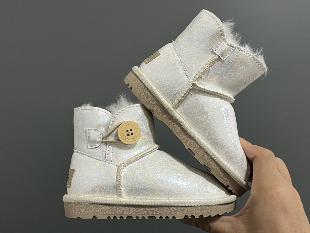 图片[9]-UGG新款防水镭射纽扣儿童中帮雪地靴 尺码：25-35码 经典UGG款式❤️ 中帮款式设计，保暖防风☁️ 防水镭射系列，质感满满💯 橡胶耐磨防滑大底，脚感超赞👍🏻-选品中心