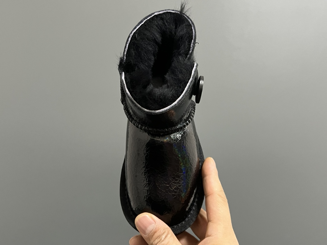 图片[8]-UGG新款防水镭射纽扣儿童中帮雪地靴 尺码：25-35码 经典UGG款式❤️ 中帮款式设计，保暖防风☁️ 防水镭射系列，质感满满💯 橡胶耐磨防滑大底，脚感超赞👍🏻-选品中心