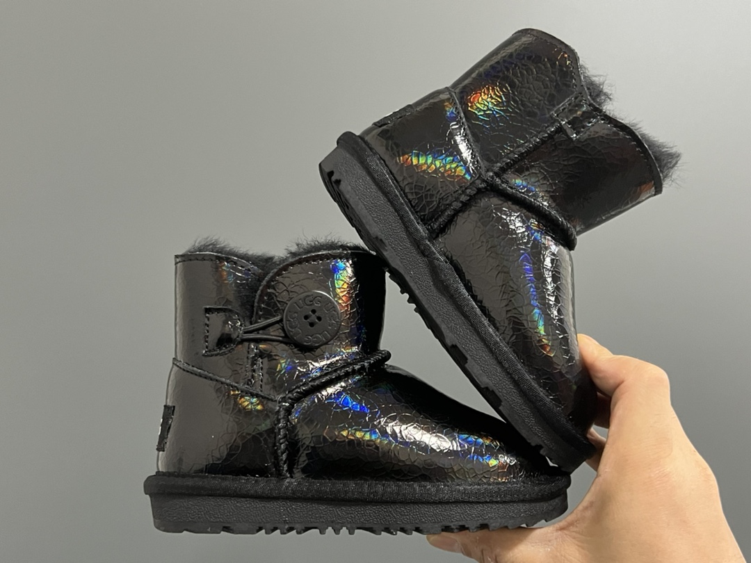 图片[9]-UGG新款防水镭射纽扣儿童中帮雪地靴 尺码：25-35码 经典UGG款式❤️ 中帮款式设计，保暖防风☁️ 防水镭射系列，质感满满💯 橡胶耐磨防滑大底，脚感超赞👍🏻-选品中心