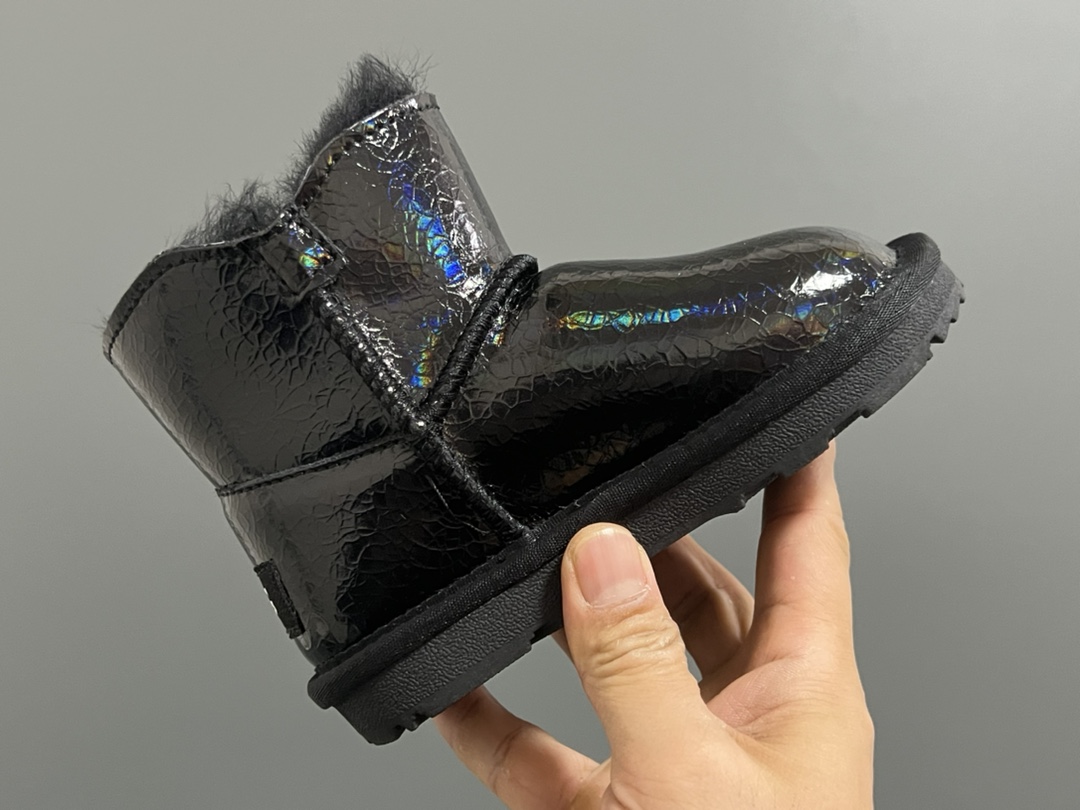 图片[7]-UGG新款防水镭射纽扣儿童中帮雪地靴 尺码：25-35码 经典UGG款式❤️ 中帮款式设计，保暖防风☁️ 防水镭射系列，质感满满💯 橡胶耐磨防滑大底，脚感超赞👍🏻-选品中心