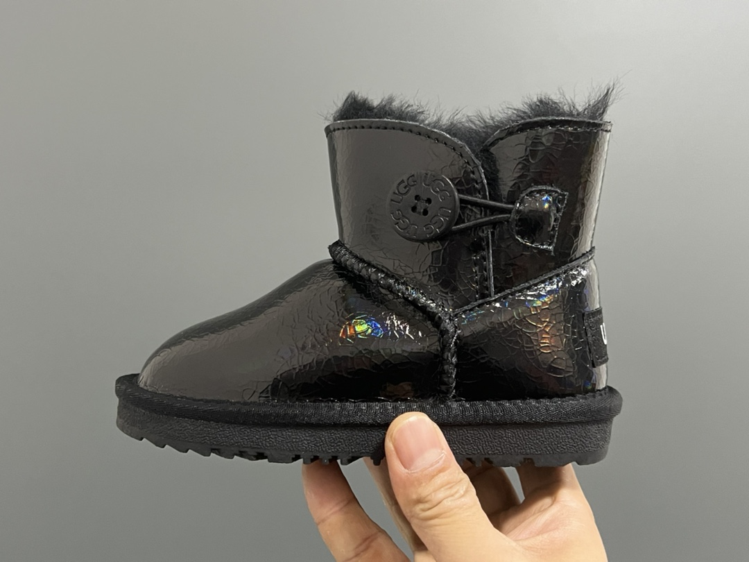 图片[4]-UGG新款防水镭射纽扣儿童中帮雪地靴 尺码：25-35码 经典UGG款式❤️ 中帮款式设计，保暖防风☁️ 防水镭射系列，质感满满💯 橡胶耐磨防滑大底，脚感超赞👍🏻-选品中心