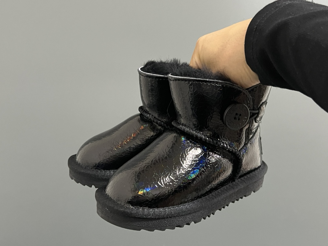 图片[2]-UGG新款防水镭射纽扣儿童中帮雪地靴 尺码：25-35码 经典UGG款式❤️ 中帮款式设计，保暖防风☁️ 防水镭射系列，质感满满💯 橡胶耐磨防滑大底，脚感超赞👍🏻-选品中心