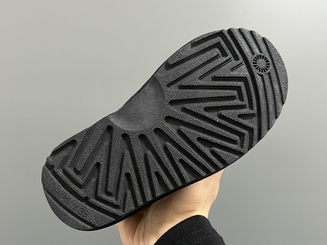 图片[5]-UGG新款防水镭射纽扣儿童中帮雪地靴 尺码：25-35码 经典UGG款式❤️ 中帮款式设计，保暖防风☁️ 防水镭射系列，质感满满💯 橡胶耐磨防滑大底，脚感超赞👍🏻-选品中心