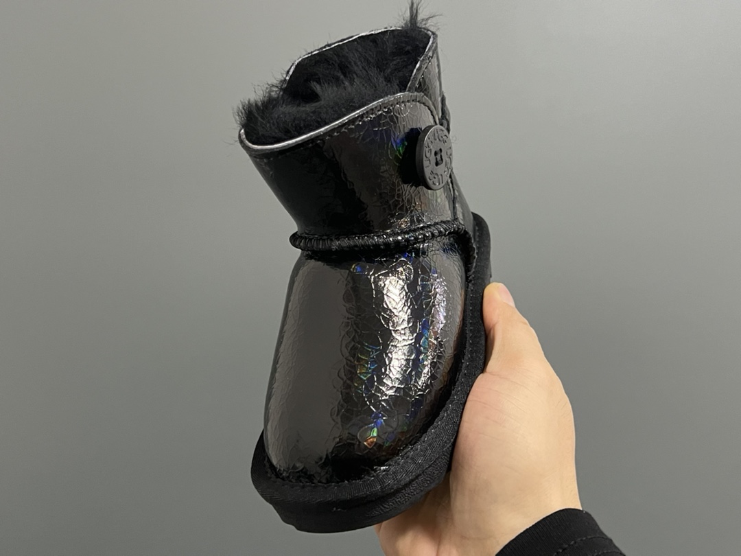 图片[3]-UGG新款防水镭射纽扣儿童中帮雪地靴 尺码：25-35码 经典UGG款式❤️ 中帮款式设计，保暖防风☁️ 防水镭射系列，质感满满💯 橡胶耐磨防滑大底，脚感超赞👍🏻-选品中心