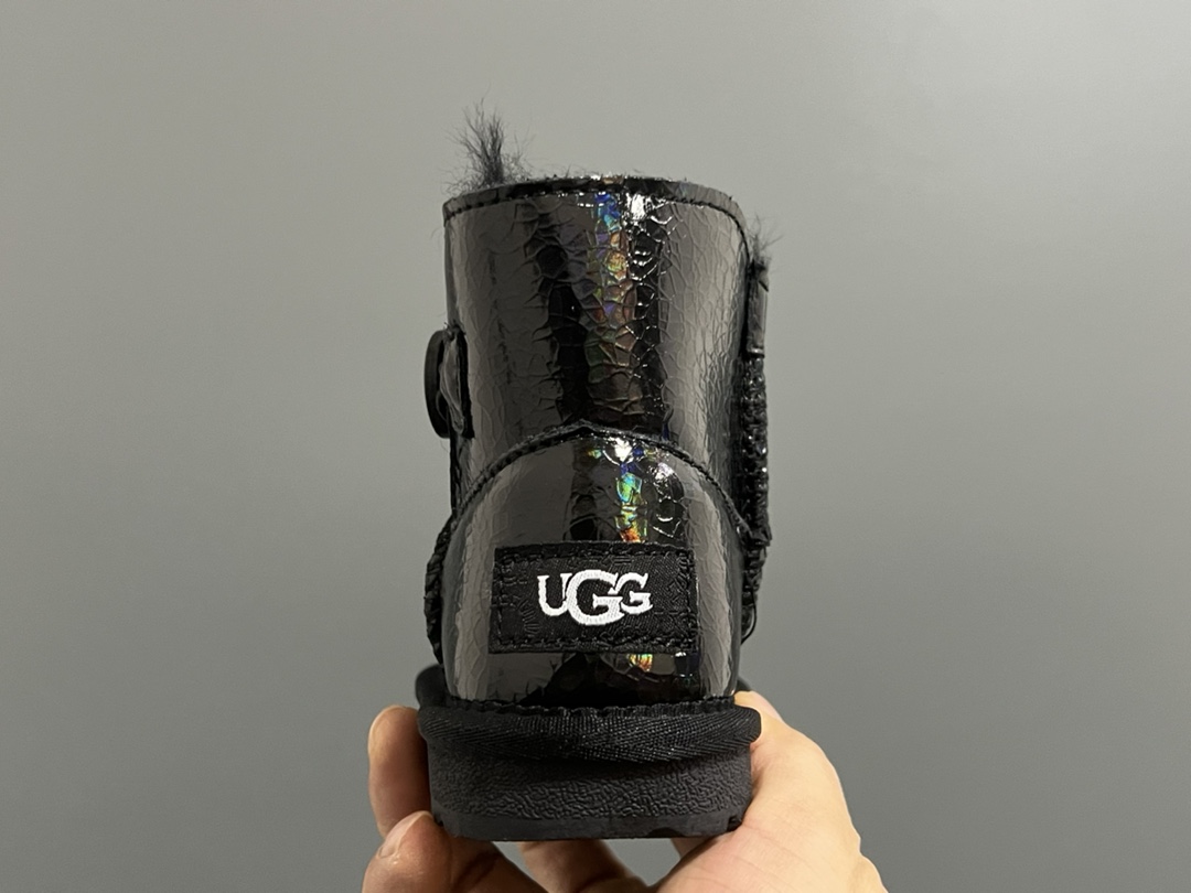图片[6]-UGG新款防水镭射纽扣儿童中帮雪地靴 尺码：25-35码 经典UGG款式❤️ 中帮款式设计，保暖防风☁️ 防水镭射系列，质感满满💯 橡胶耐磨防滑大底，脚感超赞👍🏻-选品中心