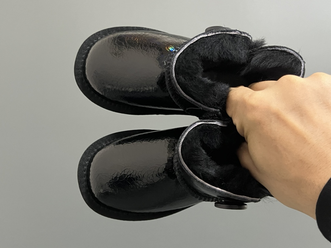 UGG新款防水镭射纽扣儿童中帮雪地靴 尺码：25-35码 经典UGG款式❤️ 中帮款式设计，保暖防风☁️ 防水镭射系列，质感满满💯 橡胶耐磨防滑大底，脚感超赞👍🏻-选品中心