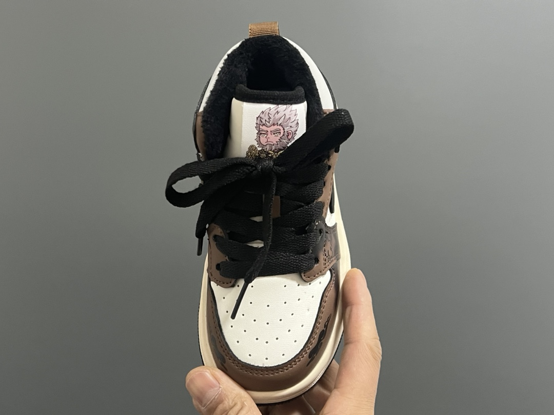 图片[8]-加绒款乔一中帮悟空联名儿童魔术贴运动鞋 尺码：27-37码 贴心的加绒设计，保暖又舒适❄️ 经典乔一中帮悟空联名款🆕 魔术贴设计，穿脱方便✌🏻 耐磨防滑大底，脚感超赞👍🏻-选品中心