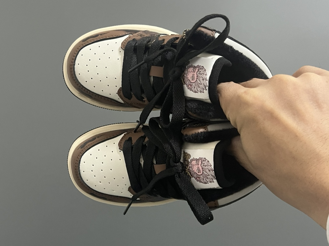 加绒款乔一中帮悟空联名儿童魔术贴运动鞋 尺码：27-37码 贴心的加绒设计，保暖又舒适❄️ 经典乔一中帮悟空联名款🆕 魔术贴设计，穿脱方便✌🏻 耐磨防滑大底，脚感超赞👍🏻-选品中心