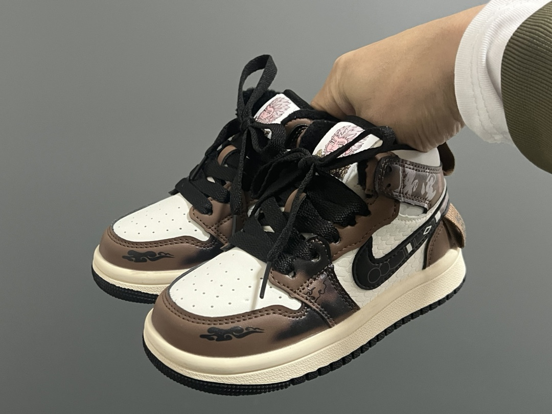 图片[2]-加绒款乔一中帮悟空联名儿童魔术贴运动鞋 尺码：27-37码 贴心的加绒设计，保暖又舒适❄️ 经典乔一中帮悟空联名款🆕 魔术贴设计，穿脱方便✌🏻 耐磨防滑大底，脚感超赞👍🏻-选品中心